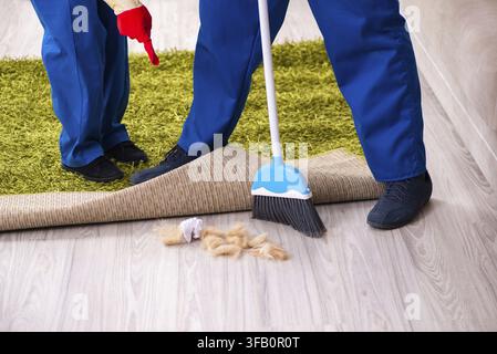 Junges Paar macht Hausarbeit zu Hause Stockfoto