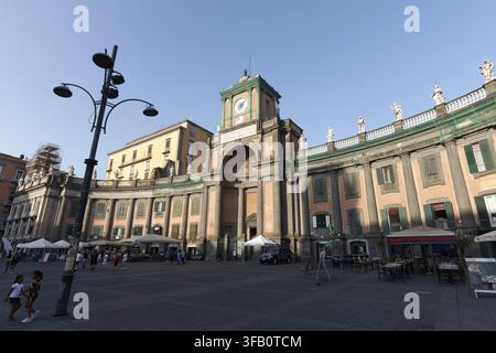 Convitto Nazionale Vittorio Emanuele II, Architekt Luigi Vanvitelli, heute ein Jesuitengymnasium, Piazza Dante, historisches Zentrum, Neapel, Kampanien, It Stockfoto