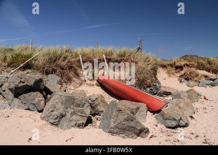Kanu am Strand in Rhoscolyn, Anglesey, Nordwales Stockfoto