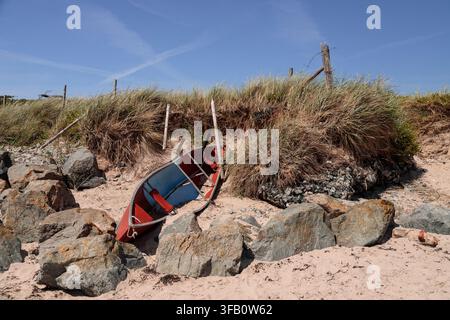 Kanu am Strand in Rhoscolyn, Anglesey, Nordwales Stockfoto