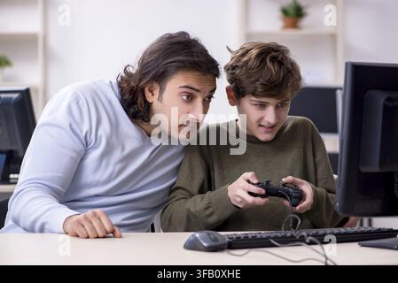 Vater und Sohn spielen Computerspiele Stockfoto