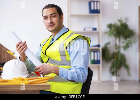 Männliche Architekten arbeiten im Büro Stockfoto