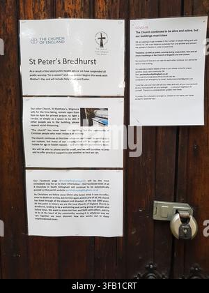 Covid-19-Schließungsmitteilungen an der Kirchentür, St Peter's Bredhurst, Kent, UK – Juni 2020 Stockfoto