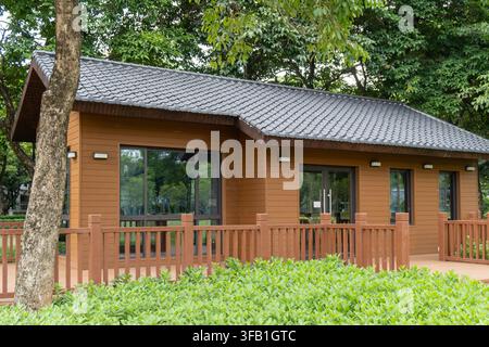 Holzhütte, umgeben von üppigen grünen Bäumen und Pflanzen. Stockfoto