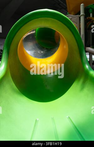 Bunte spiralförmige Rutsche auf dem Spielplatz im Stadtpark. Stockfoto