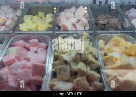 Bunte gefrorene Desserts in Metallschalen präsentiert. Stockfoto