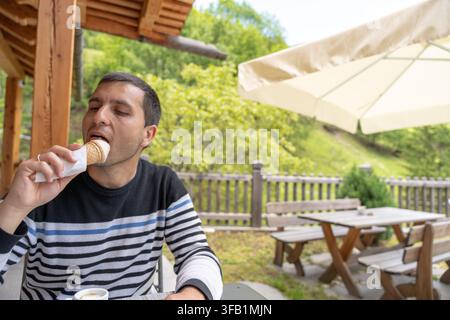 Mann genießt ein Eis in Sottoguda im Freien Stockfoto