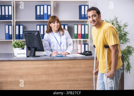 Die junge Patientin an der Rezeption im Krankenhaus Stockfoto
