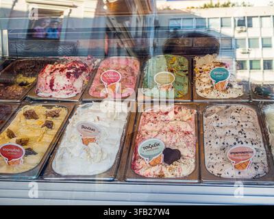 Athen, Griechenland - 15. Oktober 2015: Bunte Gelato-Sorten, die in einem Eiscafé-Fenster ausgestellt sind Stockfoto