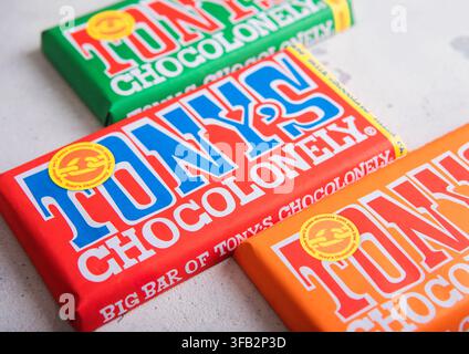 LONDON, UK - 28. MAI 2026: Verschiedene Tony's chocolonely Vollmilchschokoladenriegel auf einer hellen Tischplatte. Stockfoto
