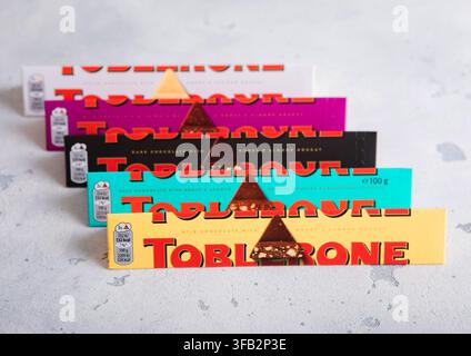 LONDON, UK - 05. APRIL 2026: Verschiedene Toblerone-Schweizer-Schokoladenriegel auf hellem Tisch. Stockfoto
