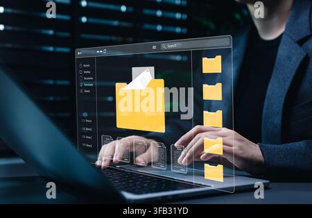 Konzept für digitales Dokumentenmanagement und Dateiverwaltung. Geschäftsfrau verwendet Laptop und Ordner, Datenspeicherung, Aufzeichnungen, Suche, Workflow, Archivierung, Stockfoto