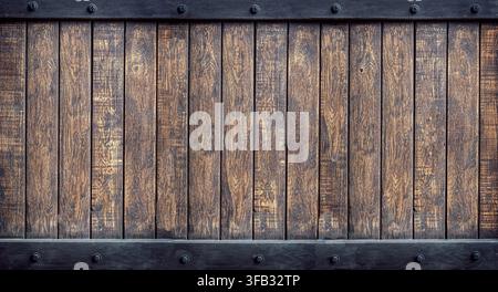 Dunkelbraune Holzplanken schaffen eine Vintage-Hintergrundtextur mit Metallverzierungen Stockfoto