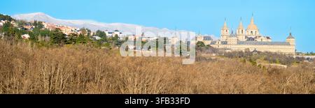 Panoramische Ansicht des Real Monasterio de San Lorenzo de El Escorial mit Bergen im Hintergrund in der Provinz Madrid, Spanien Stockfoto