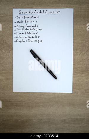 Minimalistische Flat-Lay-Komposition eines Sicherheitsaudit-Checklists auf einem Holzgrund mit einem schwarzen Stift. Reichlich negativer Raum für Text. Konzept von Simpl Stockfoto