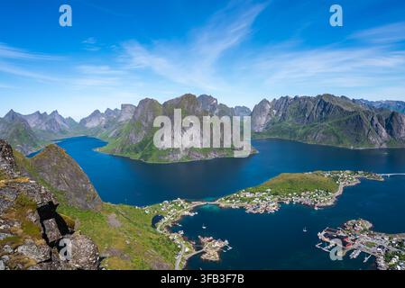 Blick auf Reinefjorden und Reine vom Reinebringen in Lofoten Stockfoto