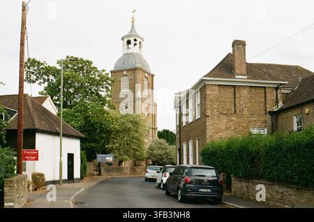 Church Street, Sunbury-On-Thames, Surrey, South East England, mit dem Kirchturm der St Mary's Kirche Stockfoto