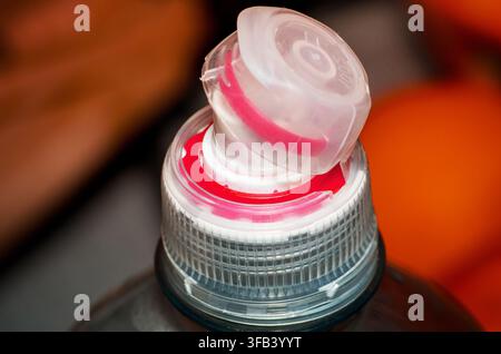 Nahaufnahme eines klaren Plastik-Sportflaschenverschlusses mit roten Akzenten. Stockfoto