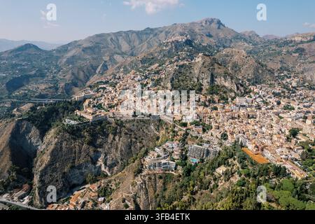 Luftpanoramablick auf Taormina in Sizilien, Italien Stockfoto
