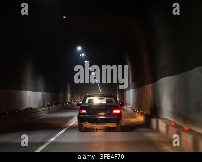 Auto fährt durch einen langen unterirdischen Tunnel der M3-Autobahn im Bazumsky Ridge-Gebirge unter dem Pushkin-Pass in der Lori-Provinz von Armenien Stockfoto