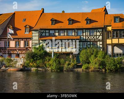 Traditionelle fachwerkbefestigte Flussuferhäuser in Klein-Venedig, Bamberg, Bayern, Deutschland Stockfoto