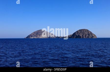 Vulkaninsel der Caldera von Santorin vom Meer aus gesehen, Griechenland Stockfoto