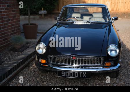 Klassisches dunkelblaues MG MGB Roadster von 1974 mit Chromstoßstangen und traditionellem britischem Sportwagenstil. Stockfoto
