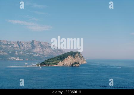 Insel Sveti Nikola und Adriatisches Meer in der Nähe von Budva, Montenegro Stockfoto