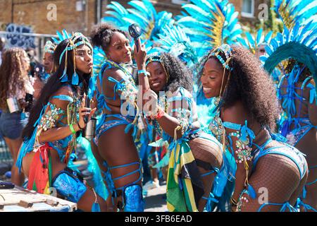 LONDON, UK – AUGUST 2025: Mas-Teilnehmer genießen die lebendige Atmosphäre während des Notting Hill Carnival, Europas größtem Straßenfest. Stockfoto