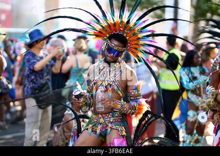 LONDON, UK – AUGUST 2025: Mas-Teilnehmer genießen die lebendige Atmosphäre während des Notting Hill Carnival, Europas größtem Straßenfest. Stockfoto