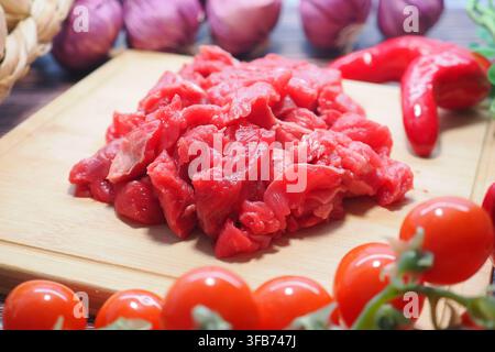 Frisches Fleisch und Gemüse auf Holzschneidebrett Stockfoto