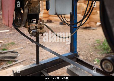 Nahaufnahme einer Maschine zum Sägen von Kiefernstämmen im Sägewerk Stockfoto