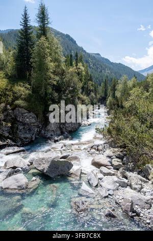 Kristallblauer Bergbach Felsenklamm Val di Fumo Trentino Italien Stockfoto