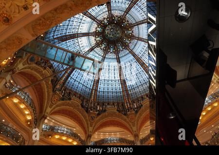 Galeries Lafayette Haussmann Kaufhaus in Paris mit der historischen Glasdomkuppel und der hängenden Glasbrücke Stockfoto