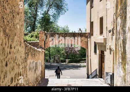 Bogen und Mondtür zu den Gärten des Salons von Isabel II in Segovia, Spanien Stockfoto