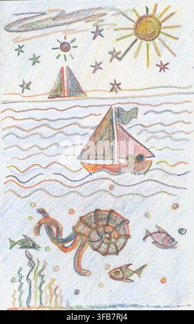Farbenfrohe Meereslandschaftsillustration mit zwei Segelbooten auf welligem Wasser, mit Sonne und Sternen am Himmel. Unter der Oberfläche eine Nautilus-Muschel und Meeres... Stockfoto
