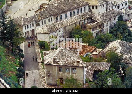 Erhöhte Aussicht über steinerne Dächer und osmanische Häuser in der Altstadt, Kopfsteinpflastergasse unten. Gjirokastër, Kreis Gjirokastër, Albanien, Europa Stockfoto