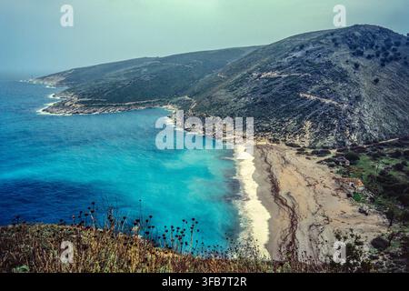 Türkisblaue Küstenbucht mit abgelegenem Sandstrand entlang der rauen albanischen Riviera, erhöhte Luftaufnahme. Himarë, Qark Vlorë, Albanien, Europa Stockfoto