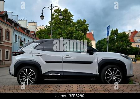 Toyota Yaris Cross Bi-Tone Crossover, geparkt am historischen Daszyński-Platz in Pisz, Polen Stockfoto