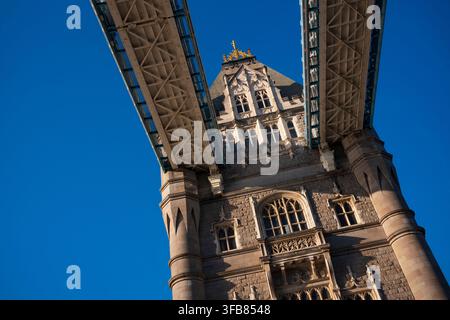 Aufblick auf die ikonische Tower Bridge, ohne Wolken und ohne Menschen, eine kombinierte Klapp-, Hohlkasten- und bis 1960 auch Kragarmbrücke in London, Eng Stockfoto