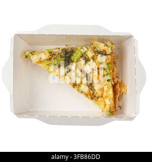 Geschnittenes gebackenes Gemüseauflauf in einer handgefertigten Takeaway-Box Stockfoto