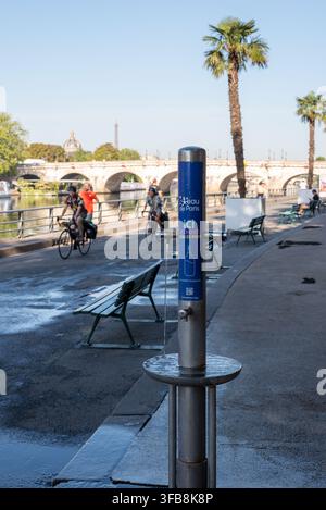 Ein Trinkwasserbrunnen am Flussufer der Seine Stockfoto