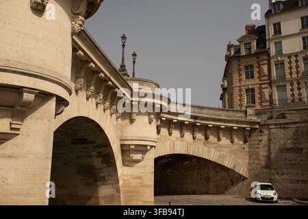 Paris von der Flusskreuzfahrt aus Stockfoto