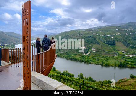 Menschen im Miradouro do Imaginario im Douro-Tal, Aussichtspunkt mit Blick auf den Douro, Portugal Stockfoto