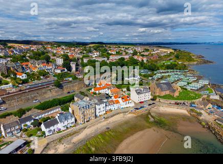 Luftaufnahme von oben mit Drohne der Küstenstadt Kinghorn in Fife, Schottland, UK Stockfoto