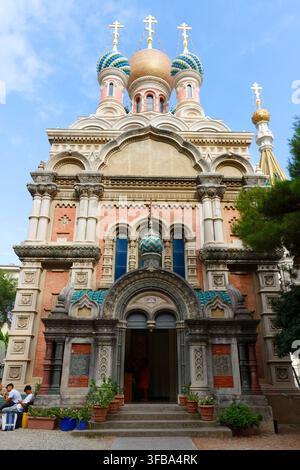 Russisch-orthodoxe Kirche Christi des Erlösers in Sanremo, Italien, mit verzierten Zwiebeltürmen, goldenen Kreuzen und byzantinischer Backsteinarchitektur unter einem klaren s Stockfoto
