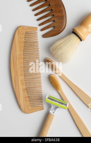 Premium-Produktflatlay für den kommerziellen Gebrauch mit Zero-Waste-Pflegeprodukten für die persönliche Hygiene auf weißem Hintergrund. Nahaufnahmkomposition mit einem Bambussicherheitsrasierer Stockfoto