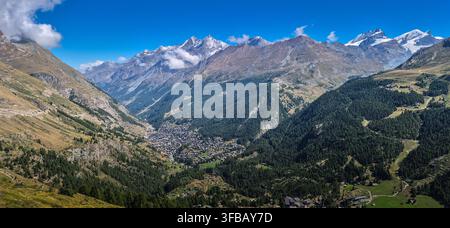 Landschaftsaussicht der Schweizer Alpen, aufgenommen in Zermatt, Wallis, Schweiz Stockfoto