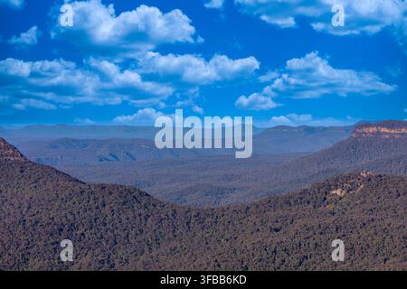 Fotografie des malerischen Jamison Valley, wie es vom Echo Point in Katoomba im Blue Mountains Nationalpark in New South Wales, Australien, zu sehen ist Stockfoto