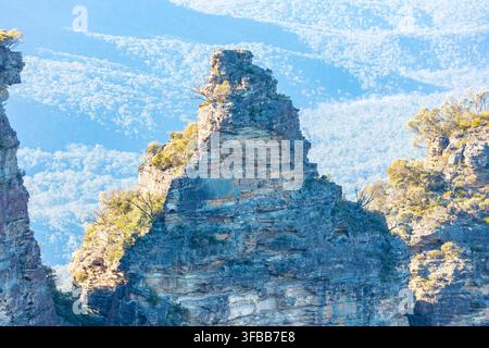Fotografie der Three Sisters-Mittelklippe namens Wimlah im Jamison Valley, gesehen vom Echo Point in Katoomba im Blue Mountains National Park Stockfoto
